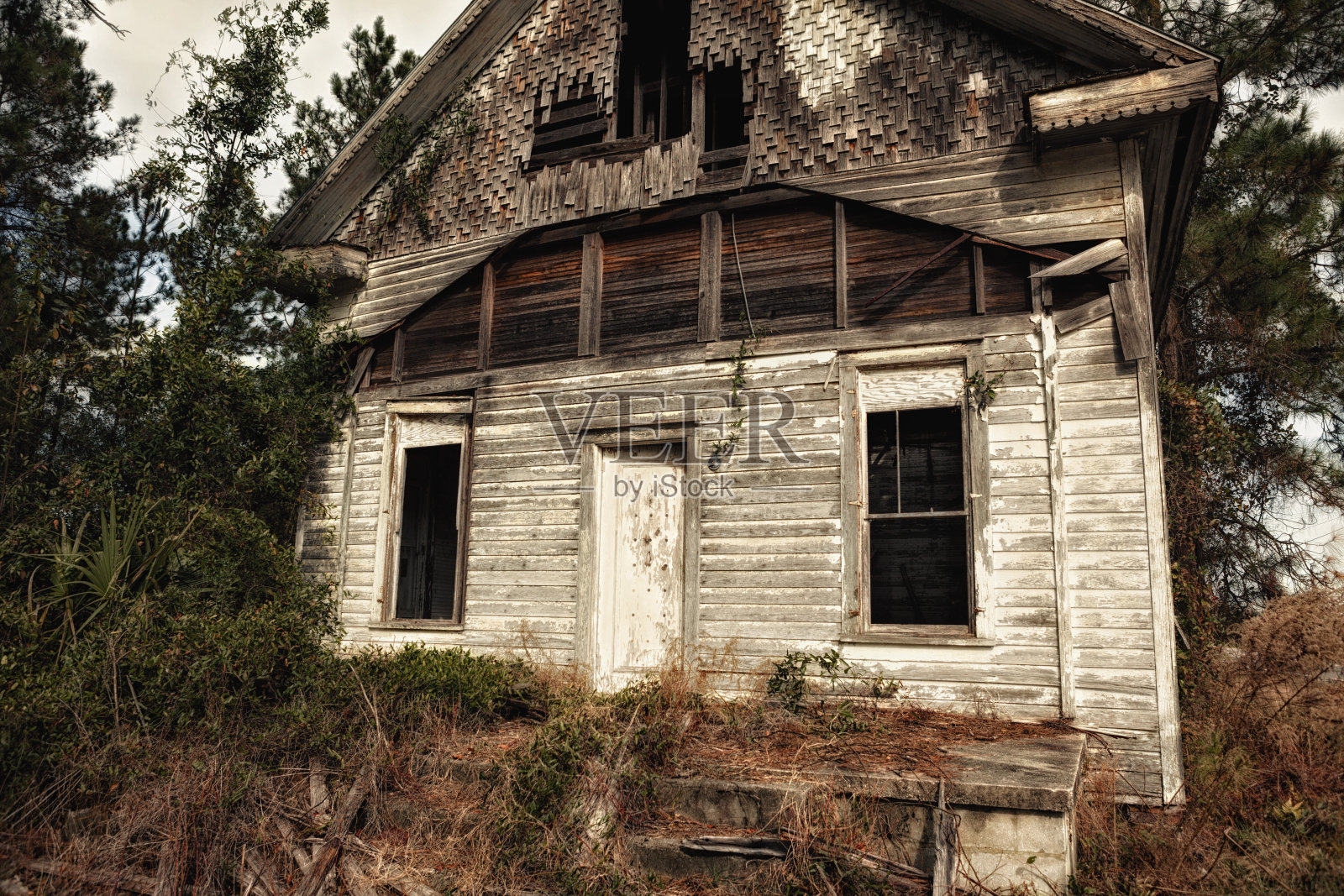 一个被烧毁的老教堂的特写照片摄影图片