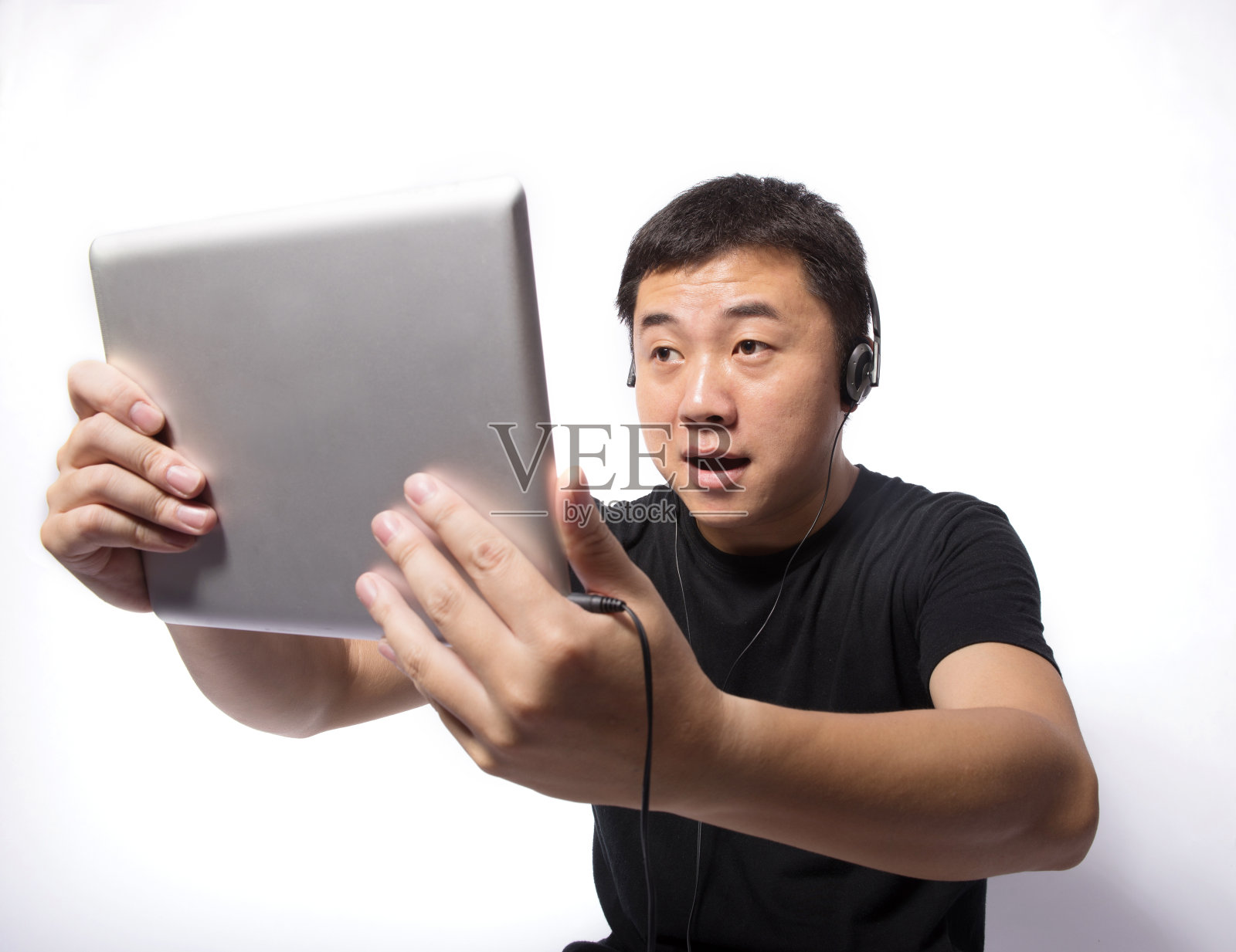 年轻的亚洲人玩游戏或看视频照片摄影图片