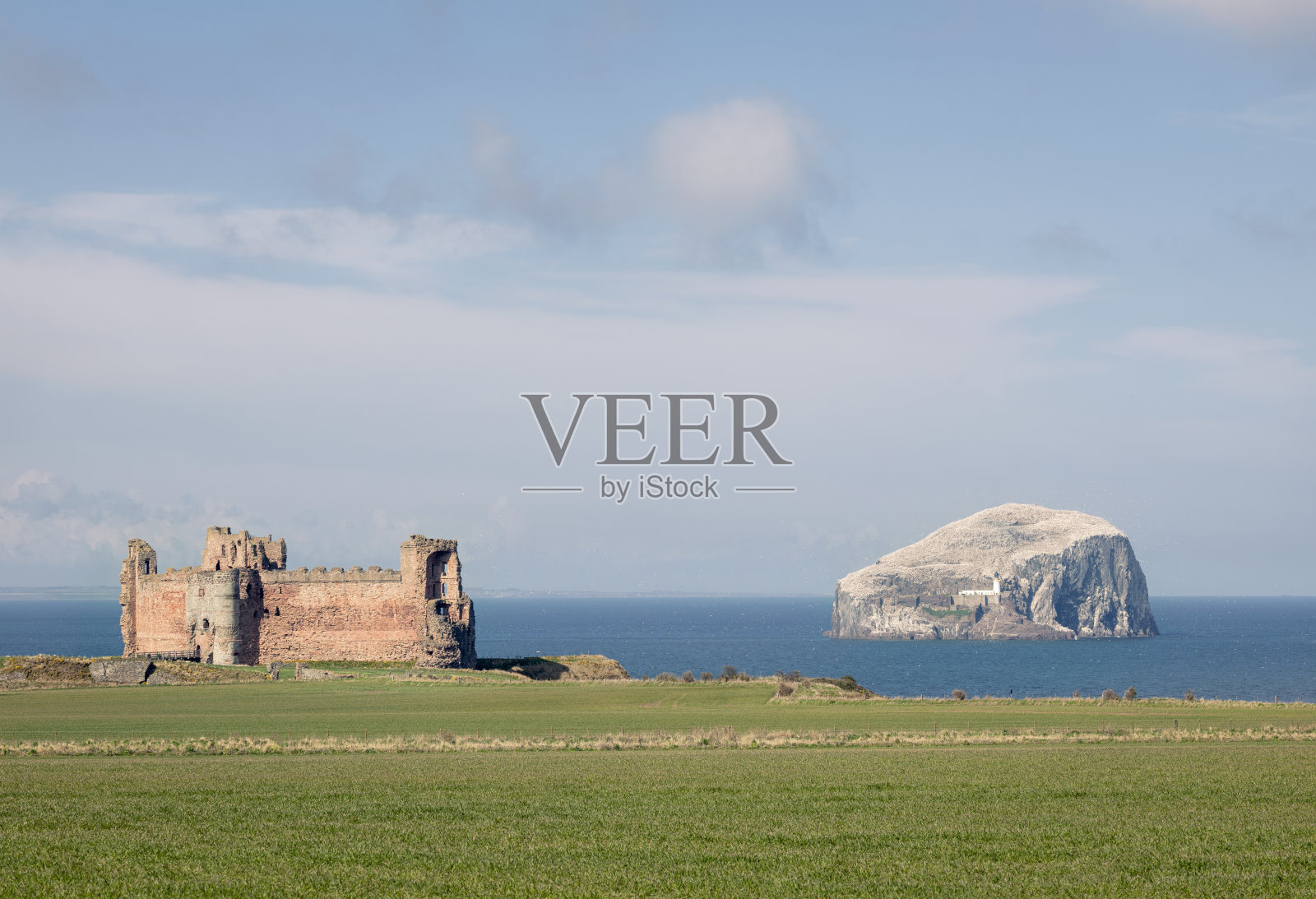 坦塔隆城堡和拜斯岩照片摄影图片