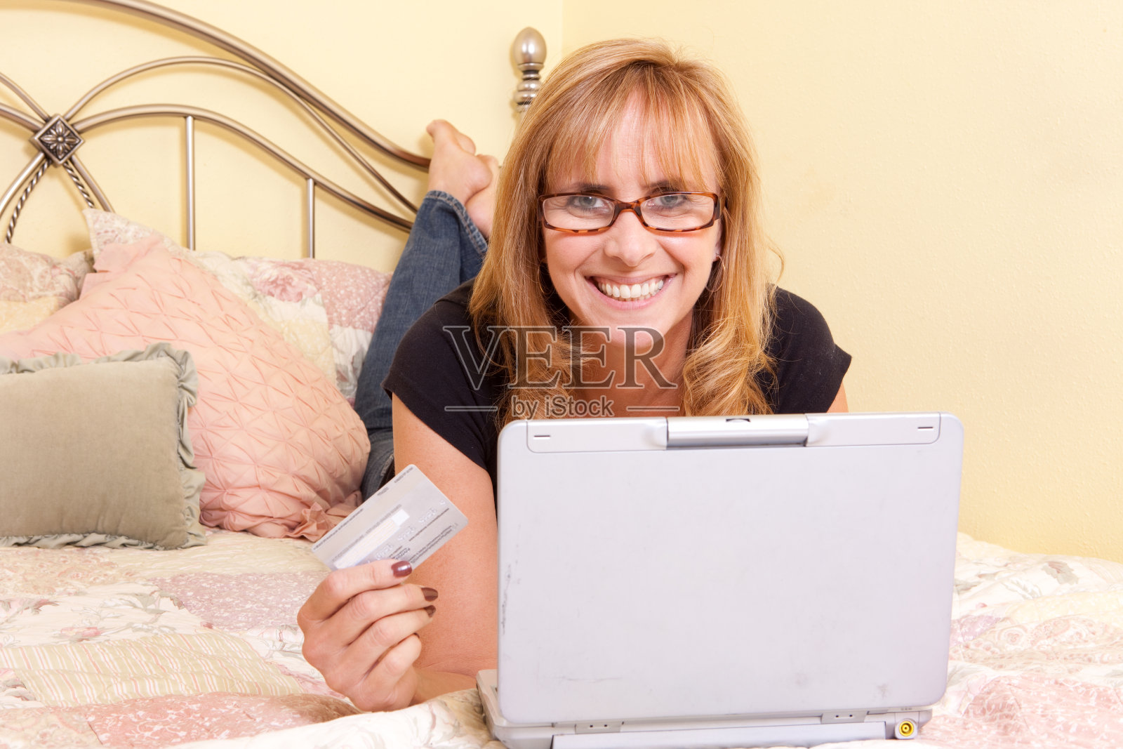 女人在床上照片摄影图片