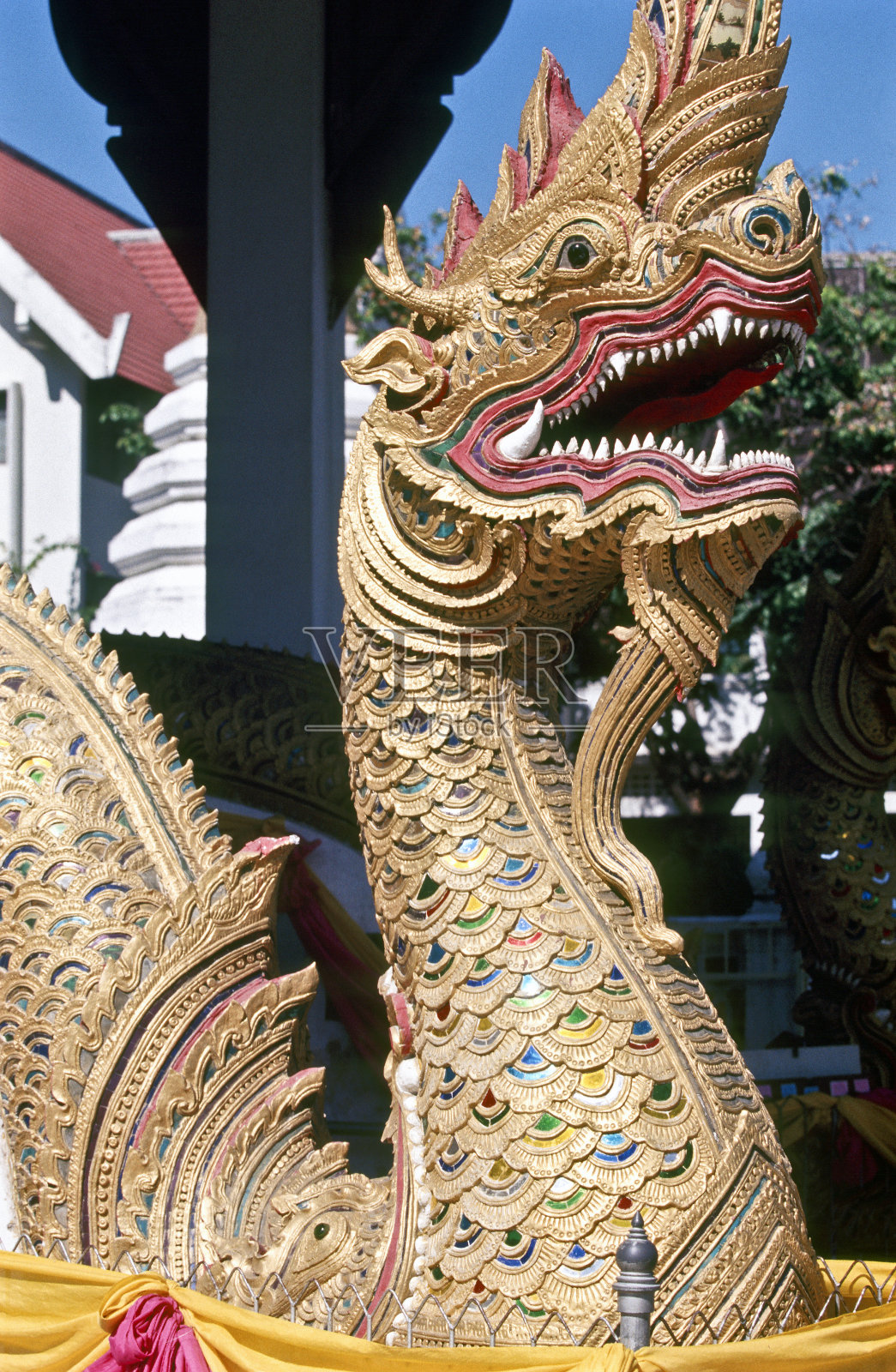 泰国清迈，佛寺，守护那伽人物。照片摄影图片
