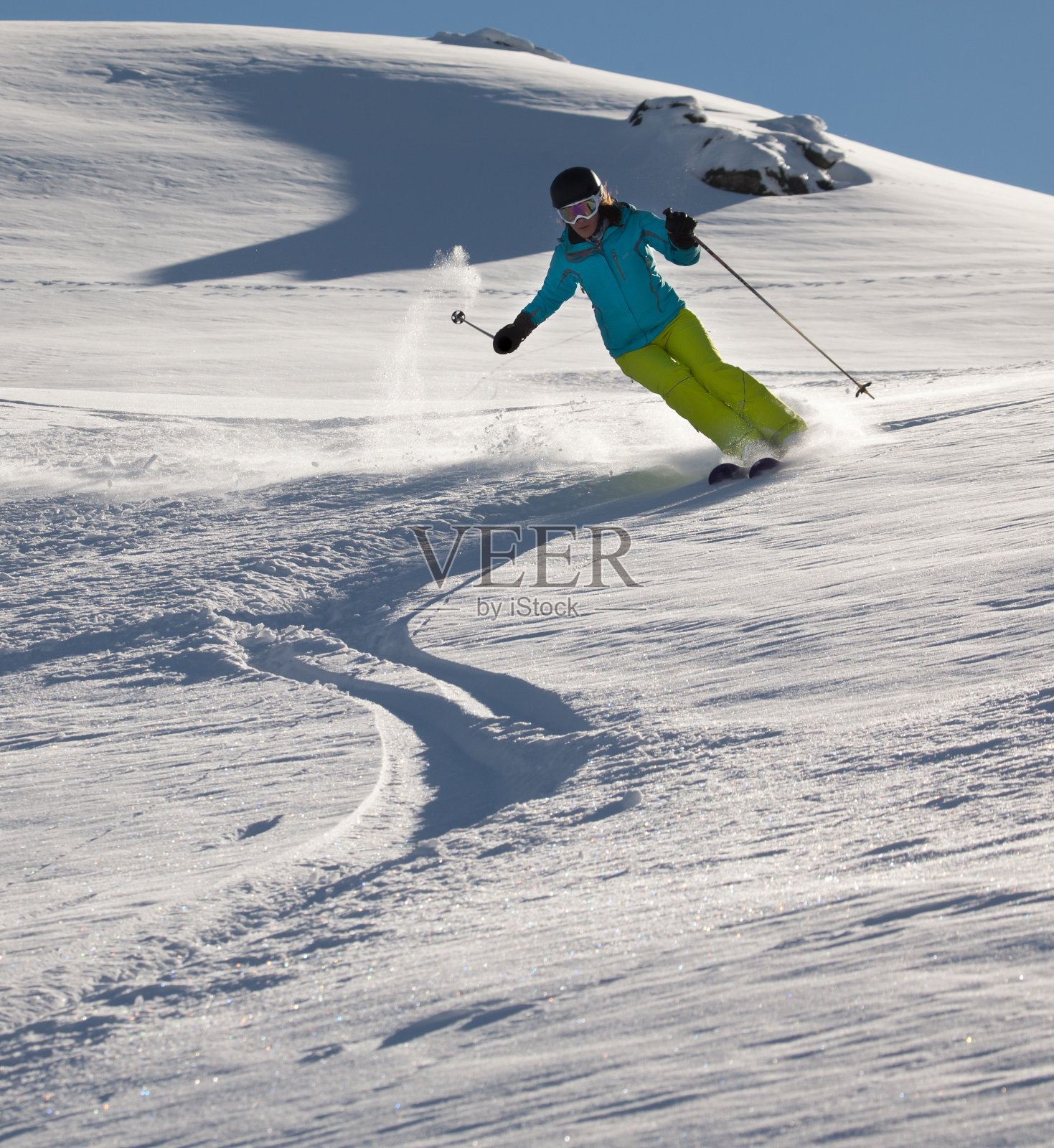 新西兰，年轻女子滑粉雪照片摄影图片