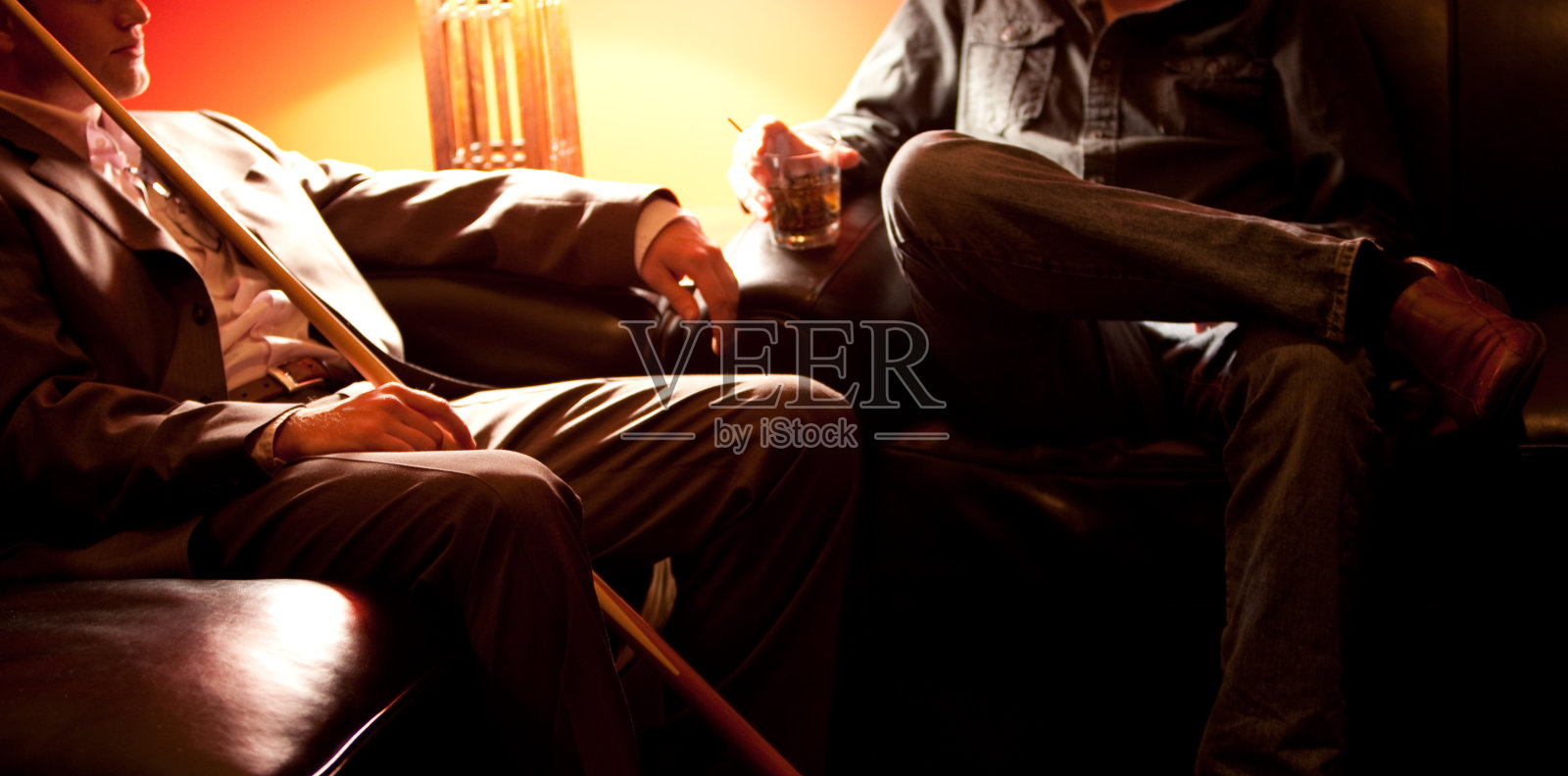 两个年轻的职业人士在俱乐部闲逛照片摄影图片