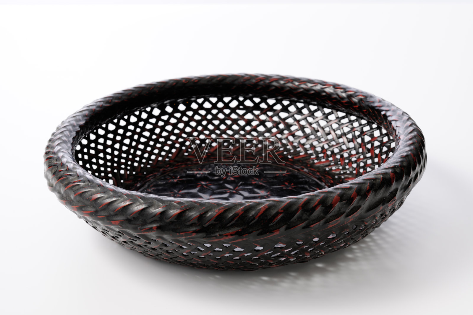 孤立的日本传统柳条篮子在白色的背景照片摄影图片