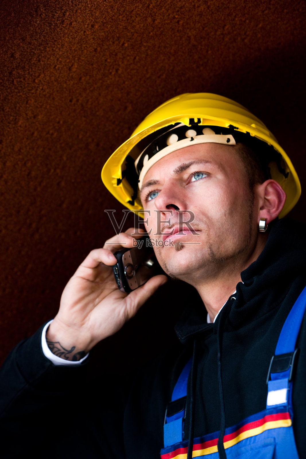 正在打电话的体力劳动者照片摄影图片
