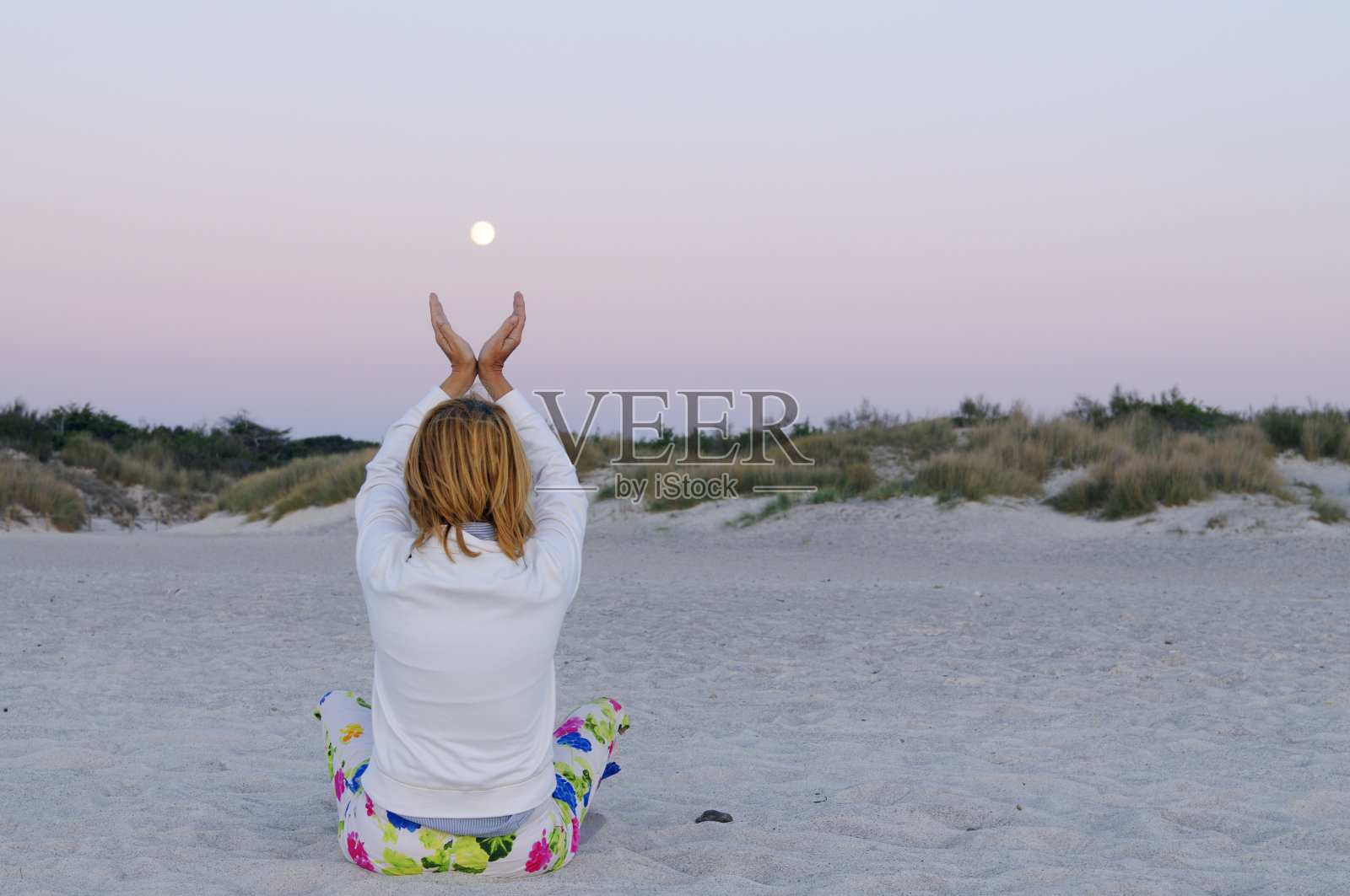 向月亮祈祷照片摄影图片
