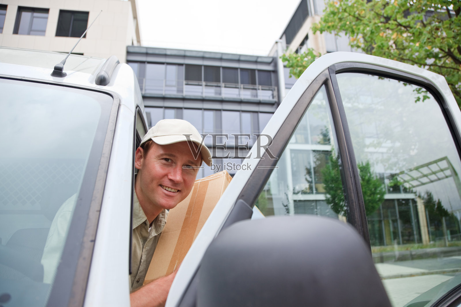送货员站在他的货车旁照片摄影图片