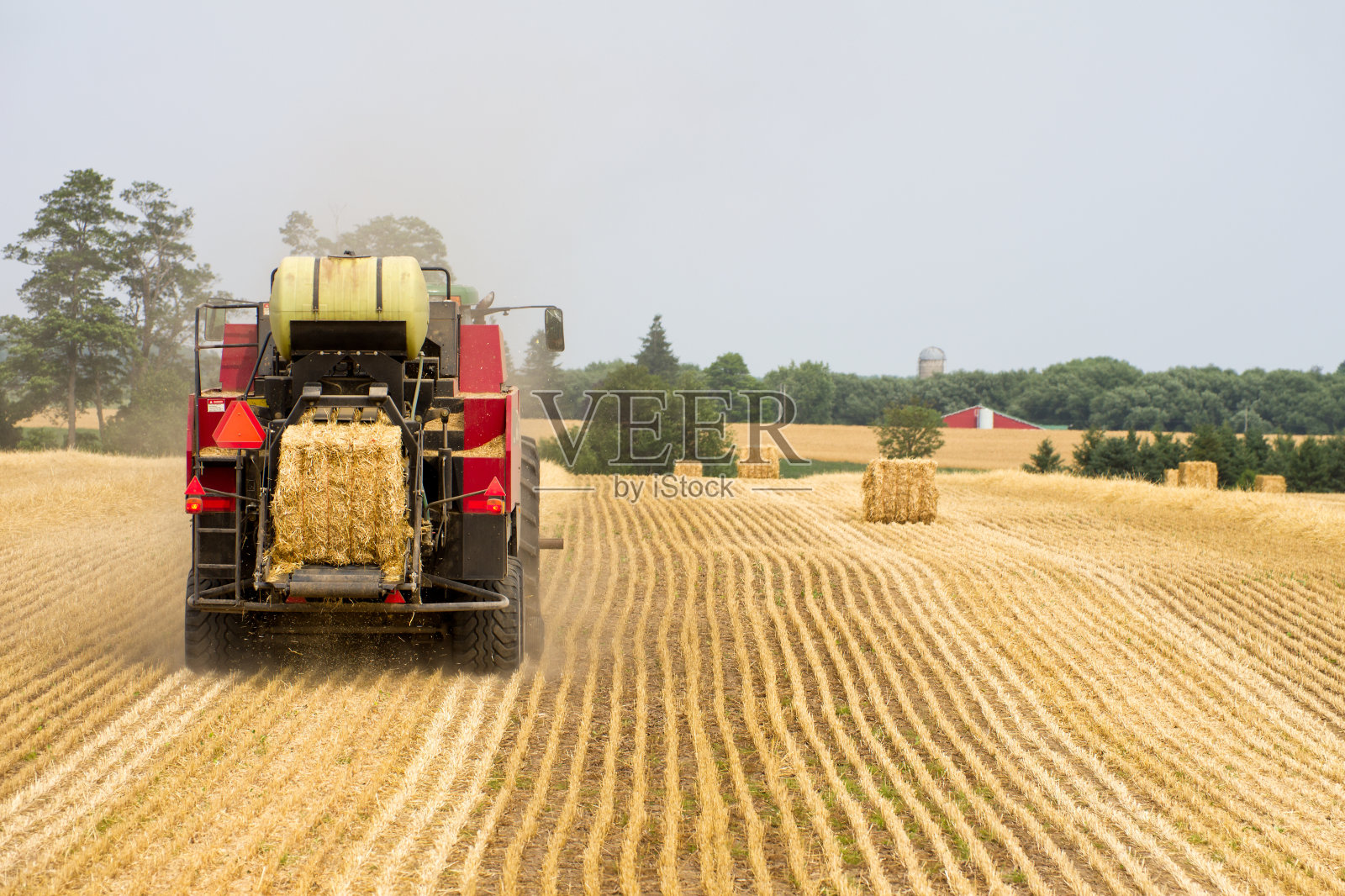 农用拖拉机打麦秸秆照片摄影图片