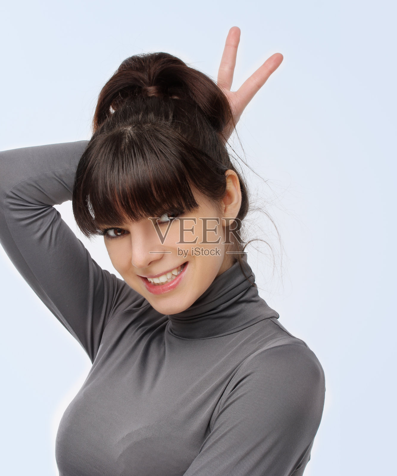 扮鬼脸。兴奋的女人做手势照片摄影图片