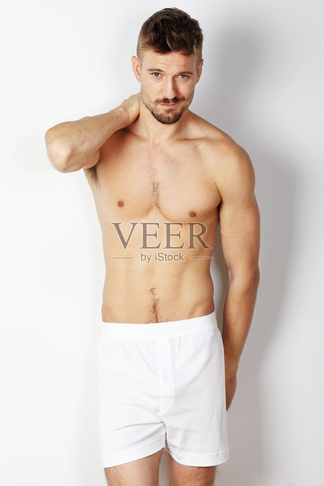 穿内衣的男人手搭在肩膀上照片摄影图片