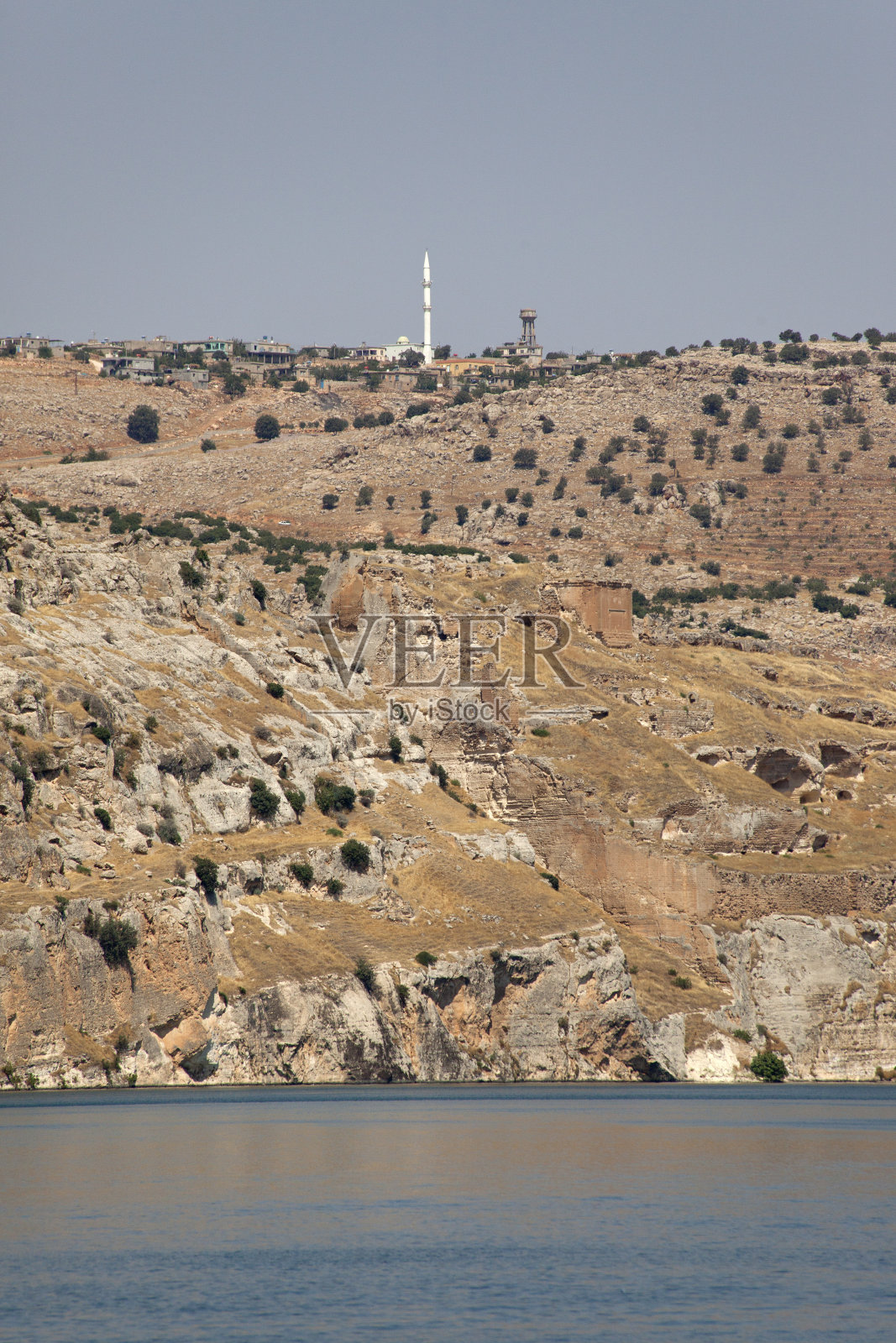在土耳其一半的乌尔法比里克水坝有清真寺的村庄照片摄影图片