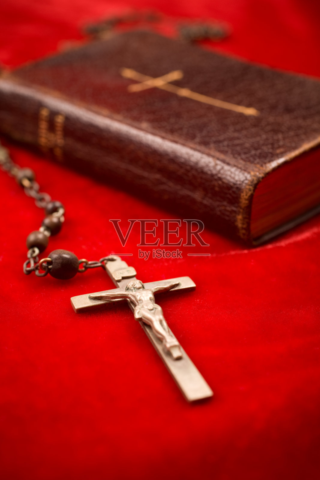旧皮革圣经与十字架照片摄影图片