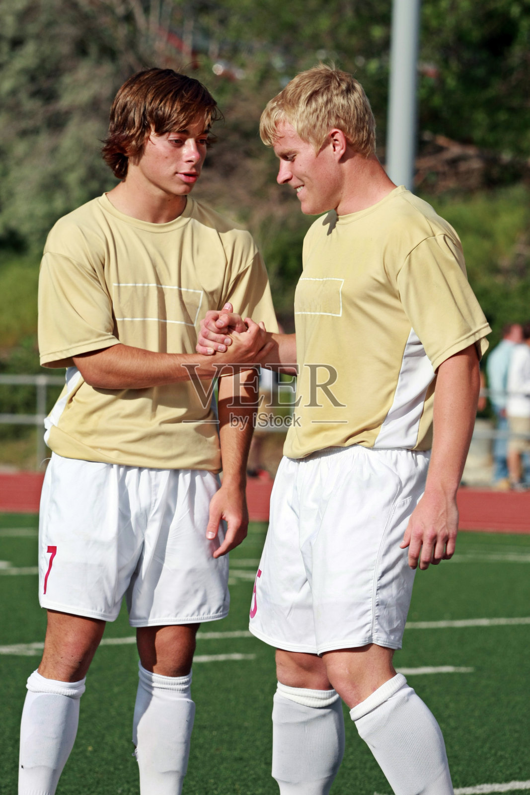 两个体育队友的团队握手照片摄影图片