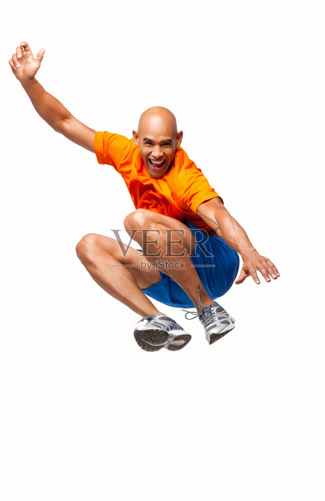 活跃的男运动员在半空中跳跃-孤立照片摄影图片