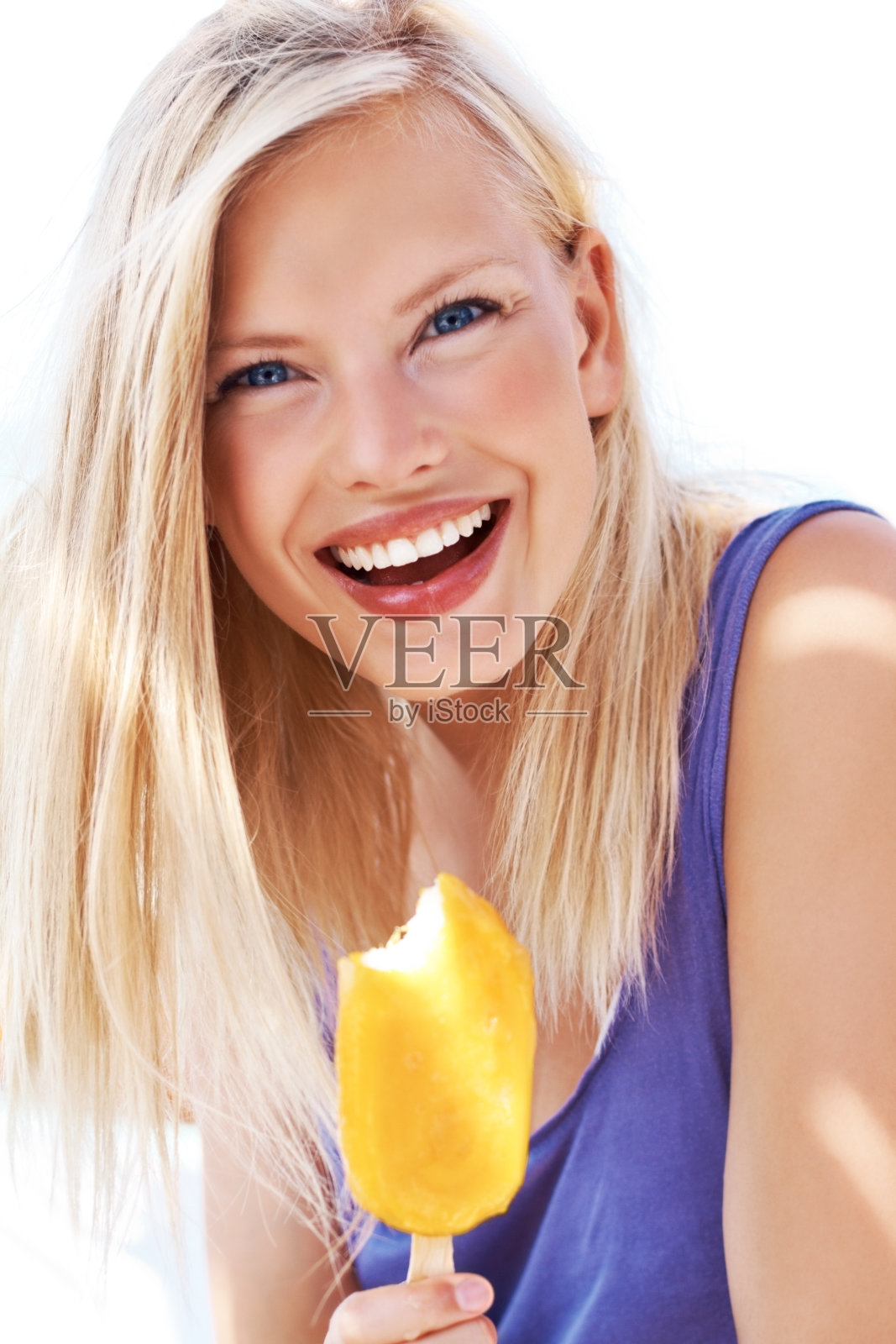 夏天的乐趣-美丽的女人与美味的冰淇淋照片摄影图片