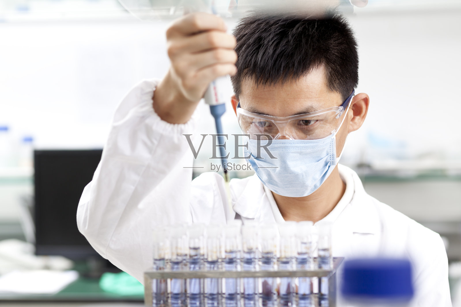 中国男性研究人员在工作照片摄影图片