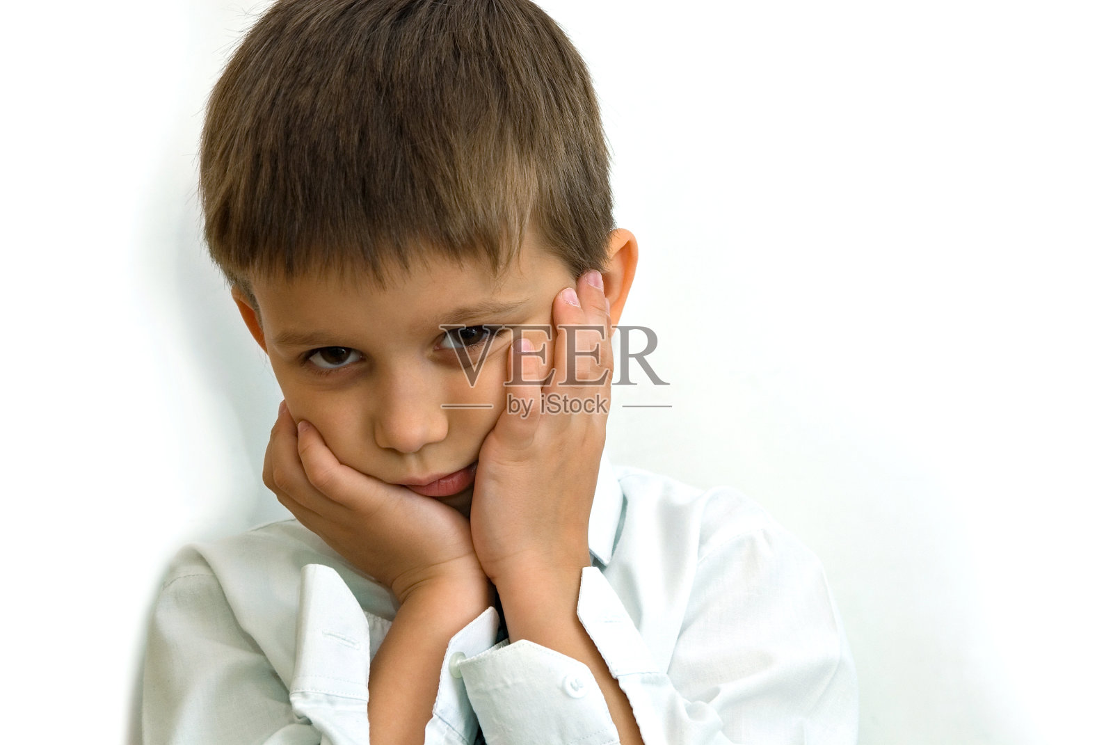 悲伤的男孩肖像照片摄影图片
