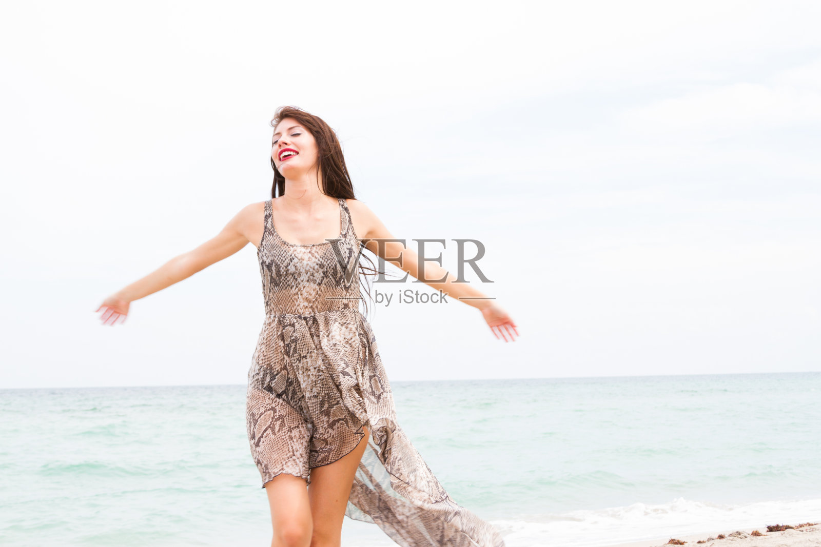 美丽的年轻女子在海滩上笑照片摄影图片