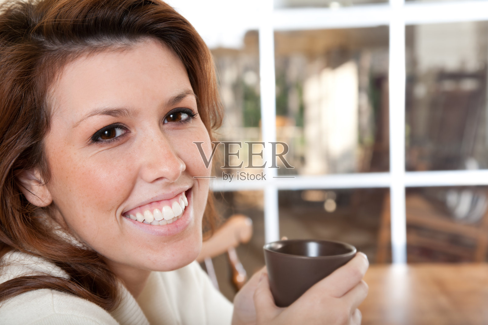 年轻女子在家里喝茶照片摄影图片