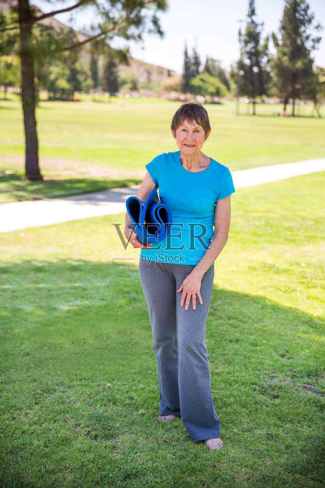 瑜伽资深女性照片摄影图片