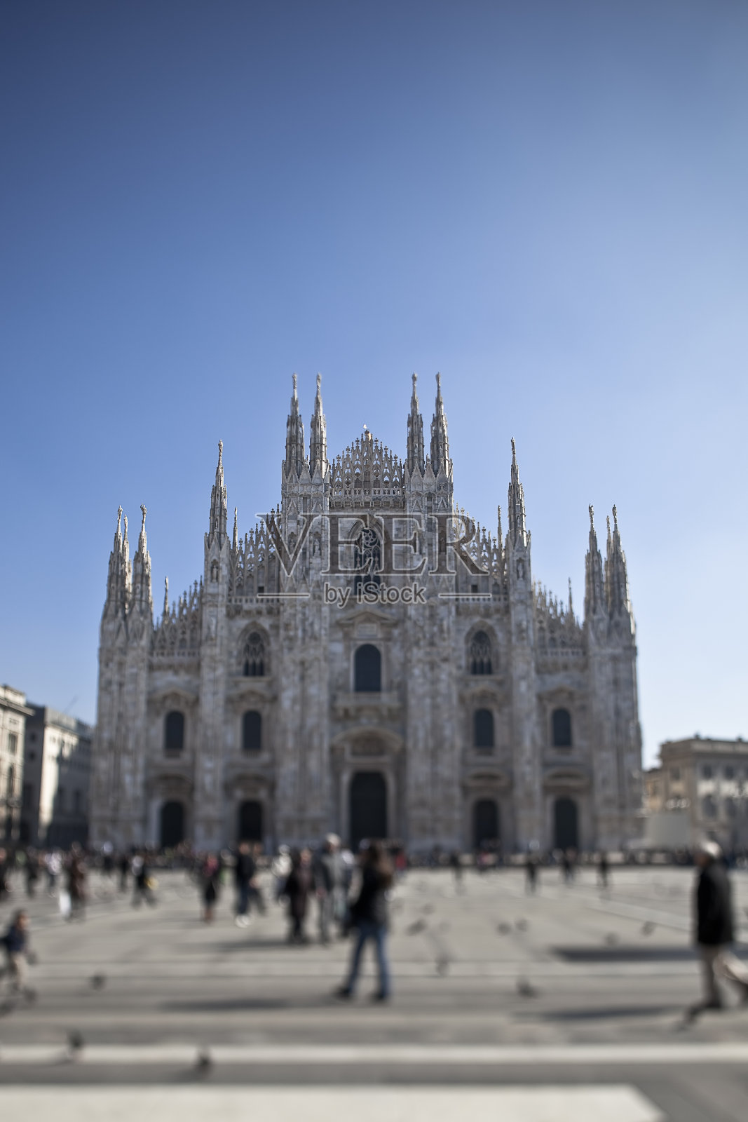 带有倾斜镜头的米兰大教堂广场照片摄影图片