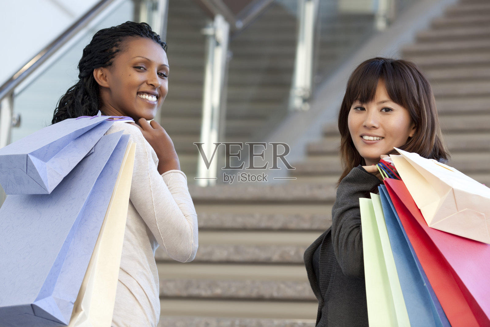快乐的女孩在购物。照片摄影图片