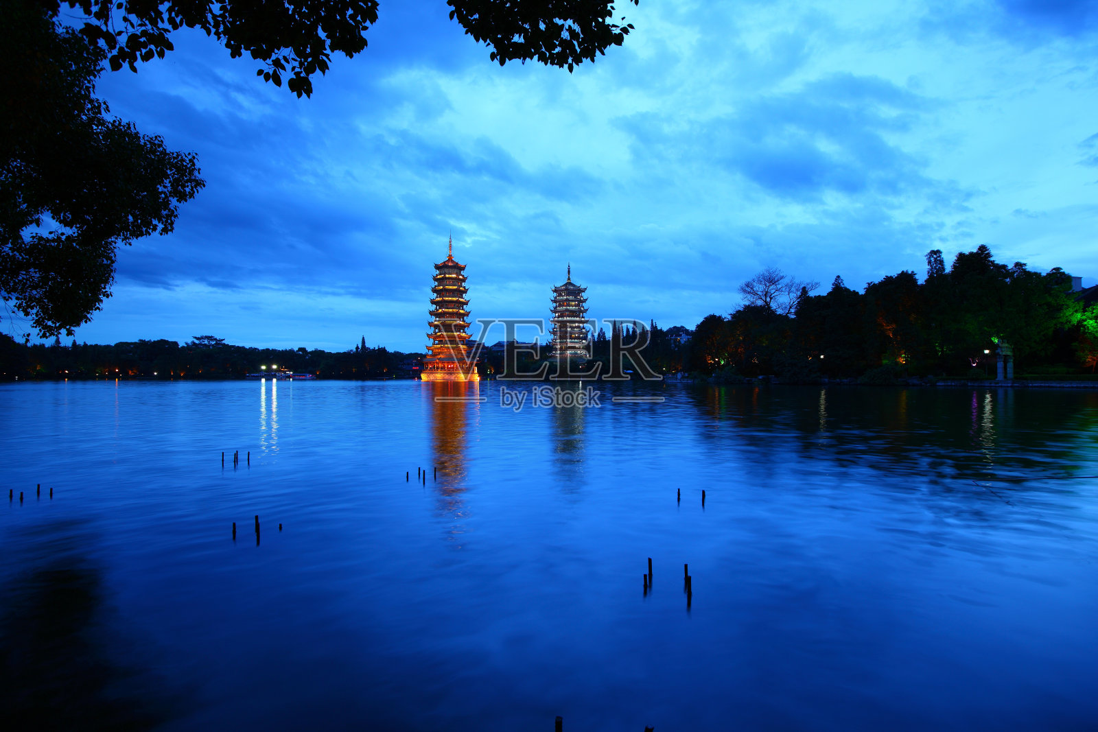 山湖宝塔照片摄影图片