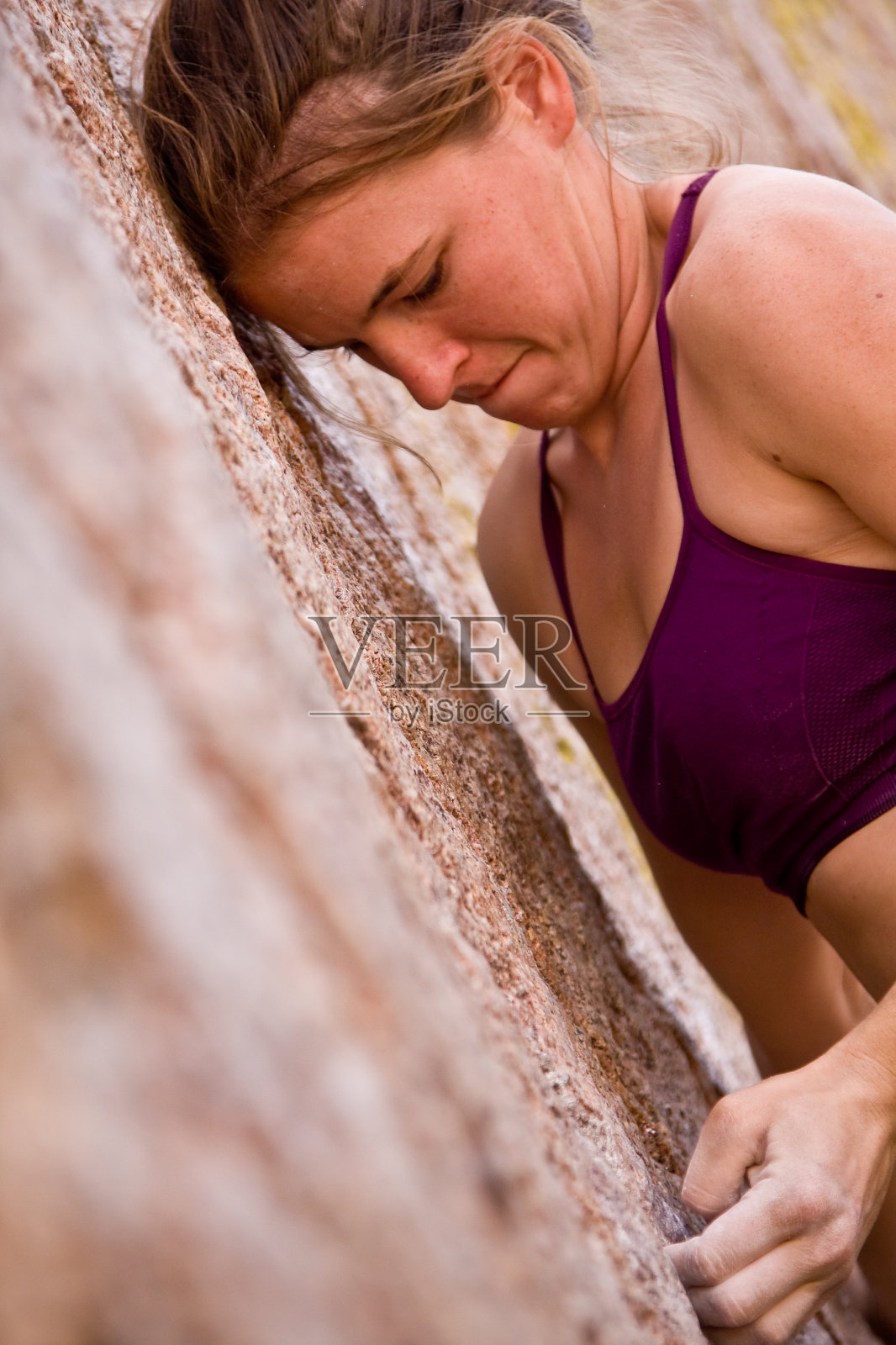 年轻女子攀岩照片摄影图片