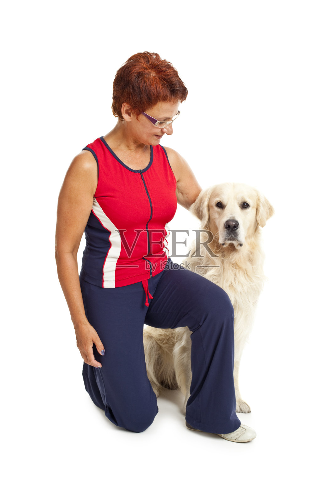 成熟的女人和她的狗照片摄影图片