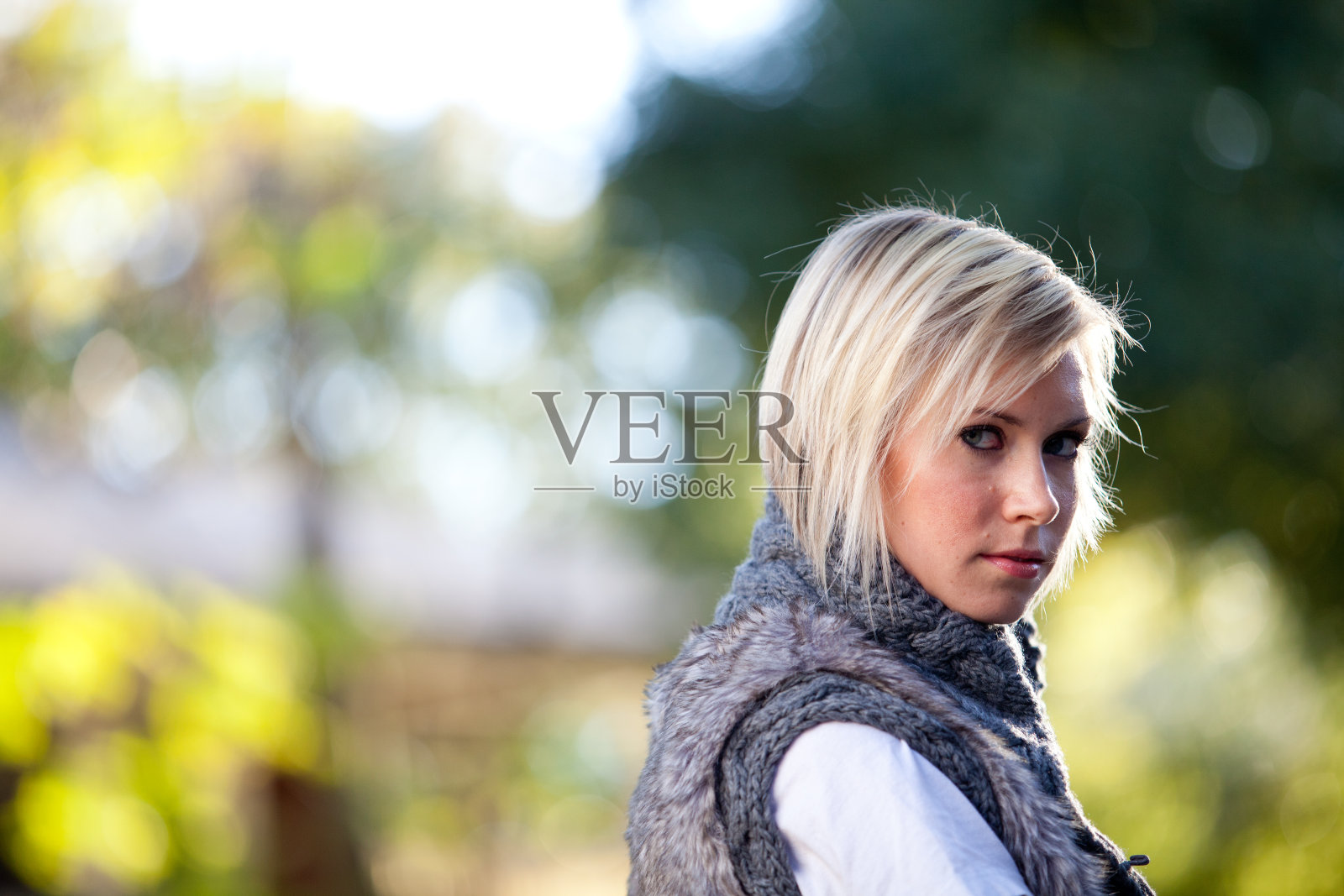 金发碧眼的看照片摄影图片