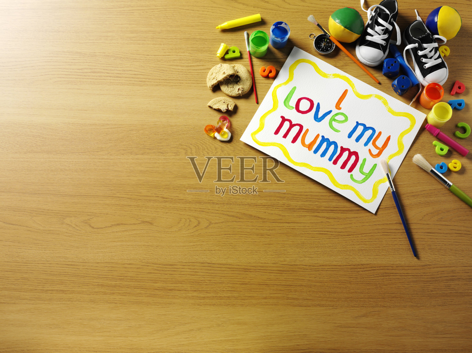 孩子们对妈妈的爱照片摄影图片