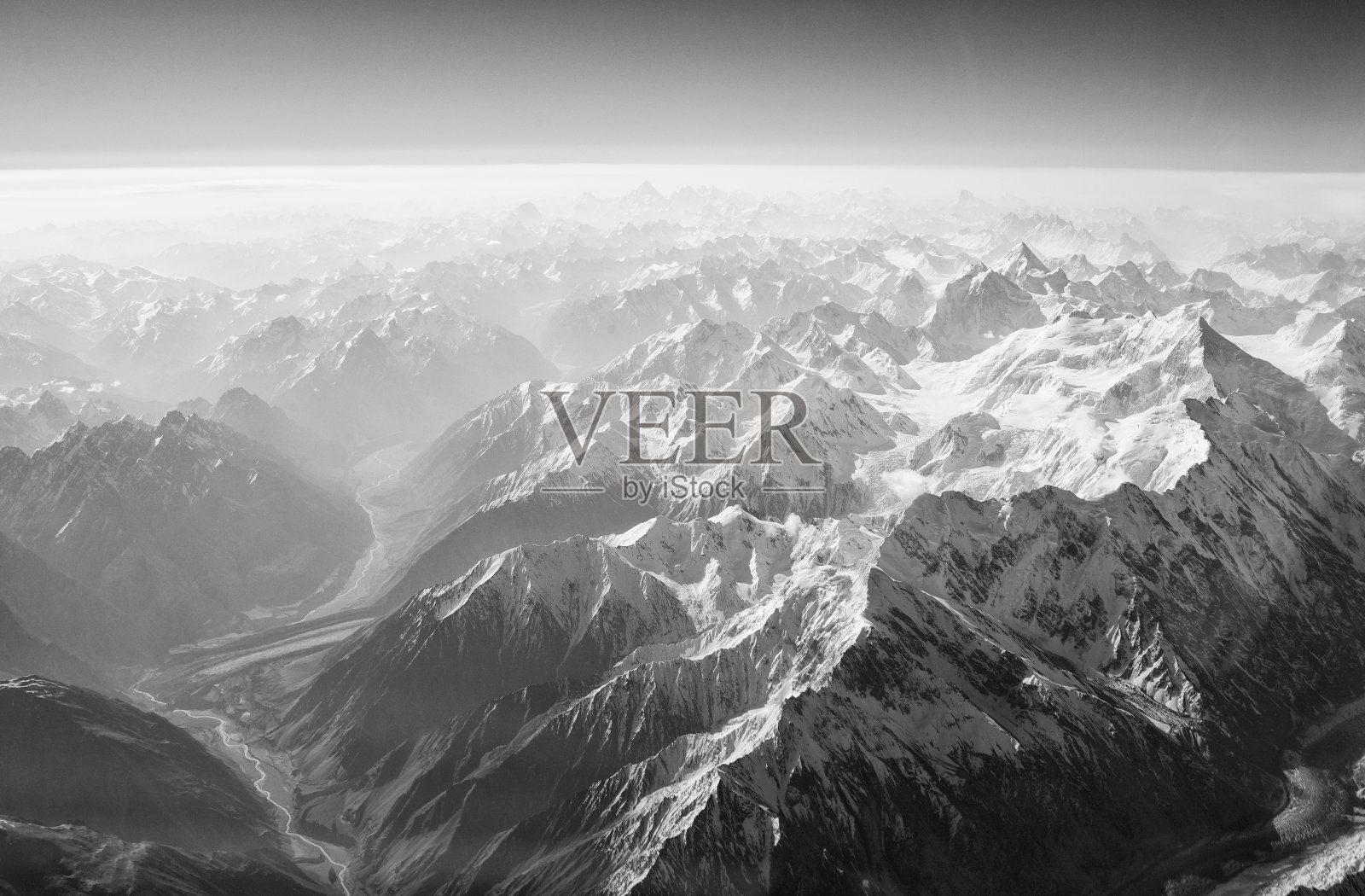 鸟瞰图，河流蜿蜒穿过雾蒙蒙的喜马拉雅山脉照片摄影图片