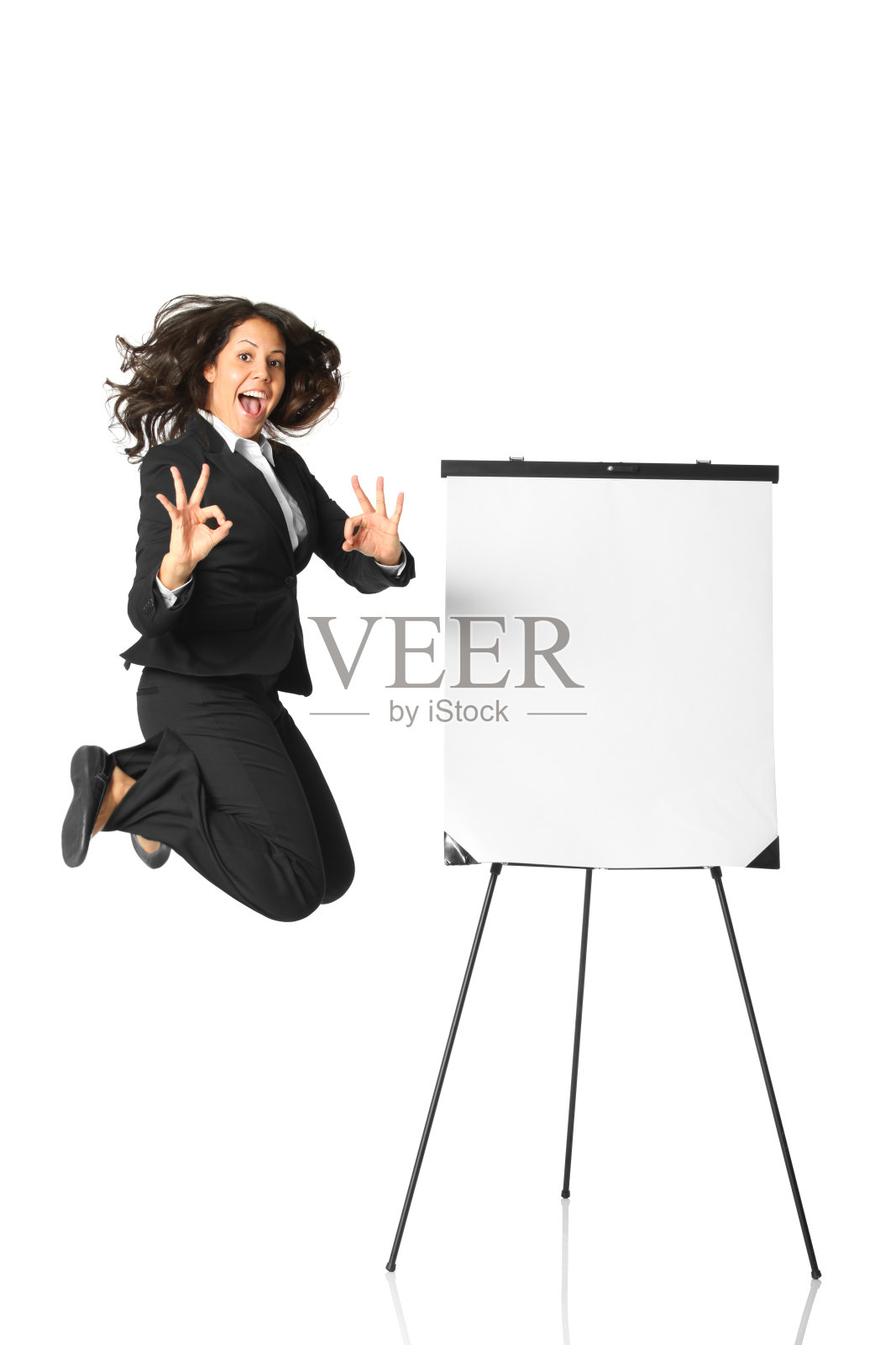 兴奋的女商人在展示板旁跳了起来照片摄影图片