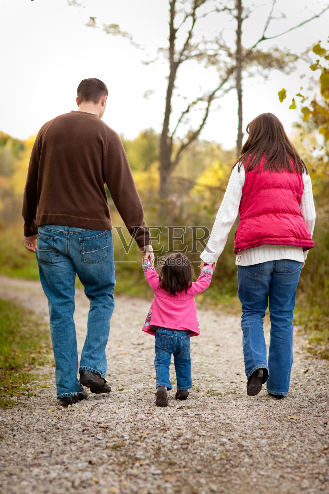 幸福家庭漫步秋林小径照片摄影图片