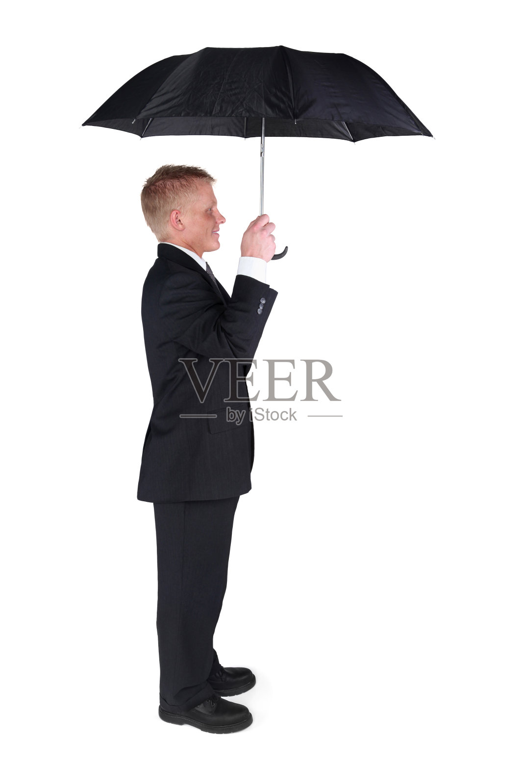 孤身一人的年轻商人撑着一把伞照片摄影图片