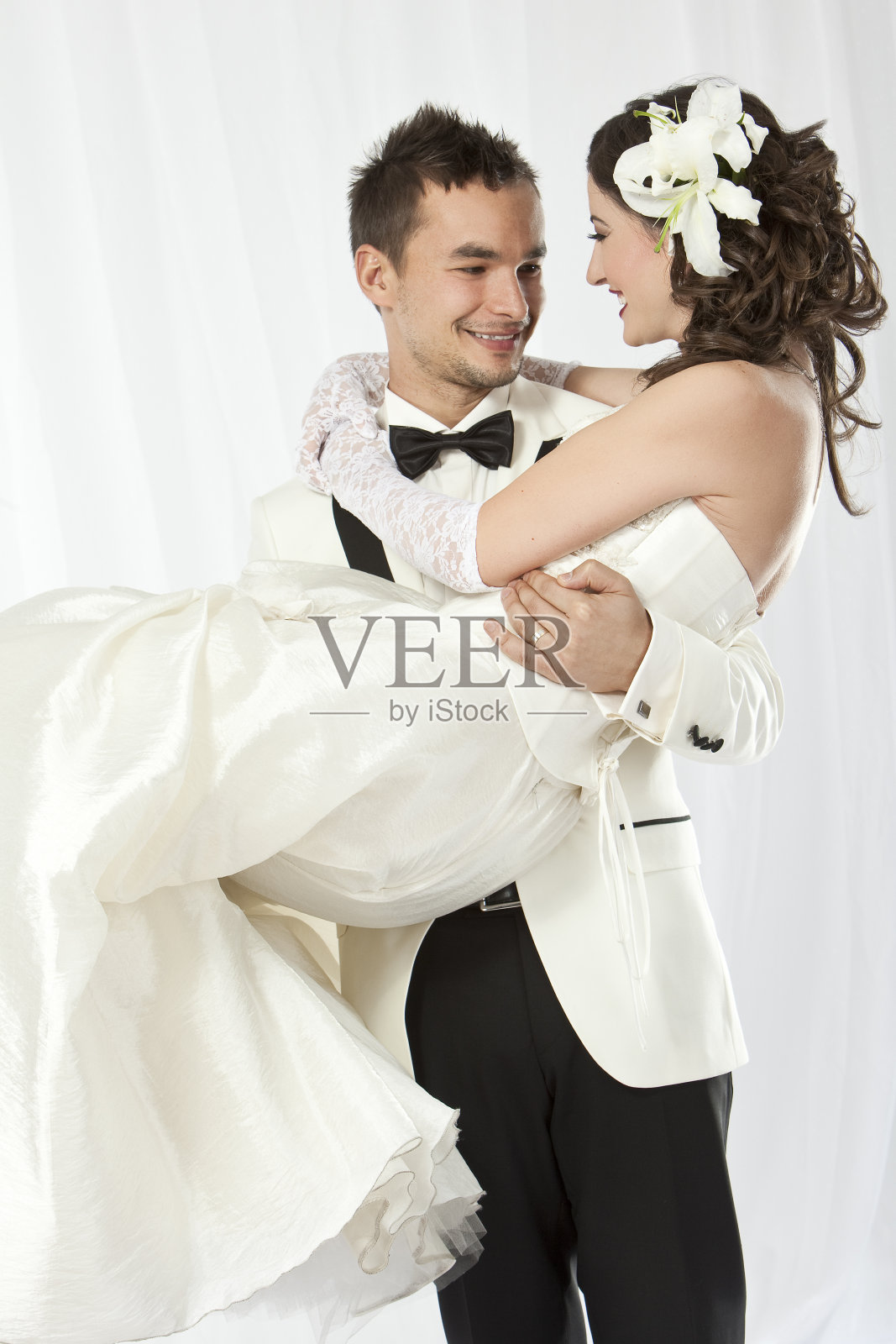 新郎带着新娘照片摄影图片