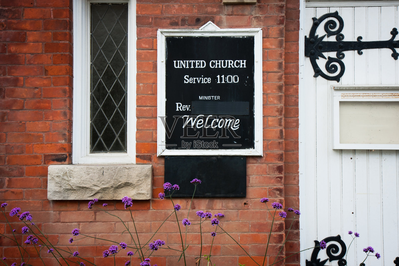 教堂外布告栏照片摄影图片