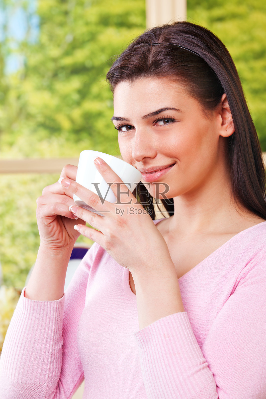 手里拿着杯子的女人照片摄影图片