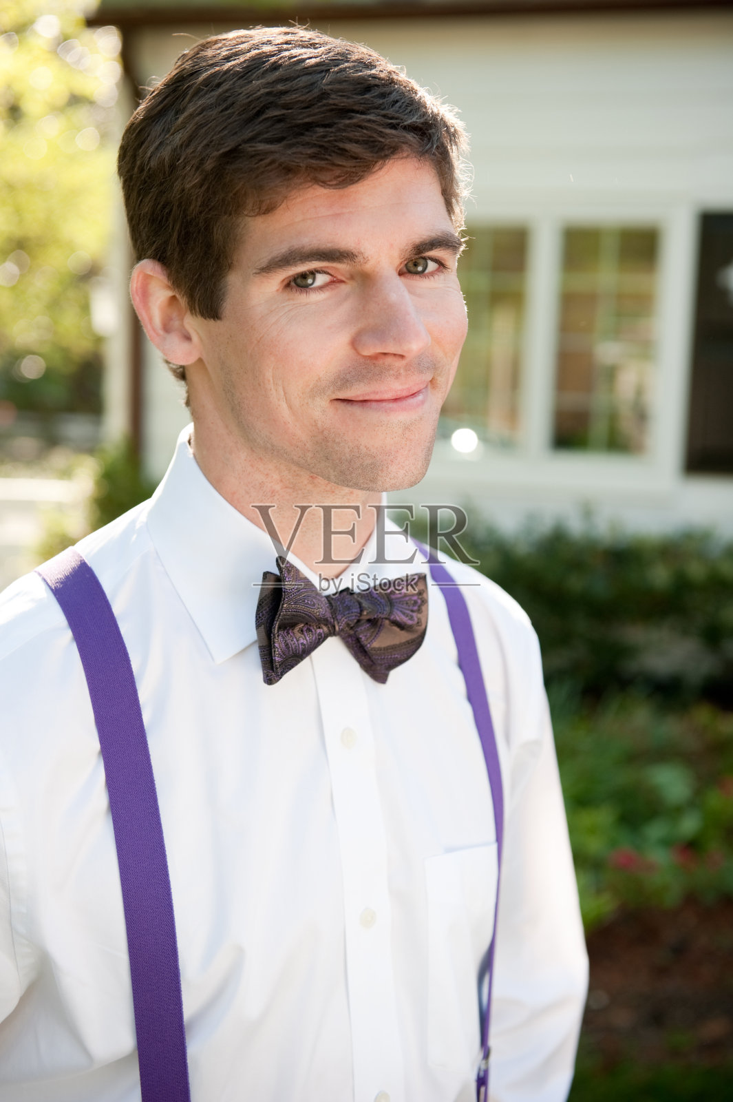 带着领结和背带的复古男人照片摄影图片