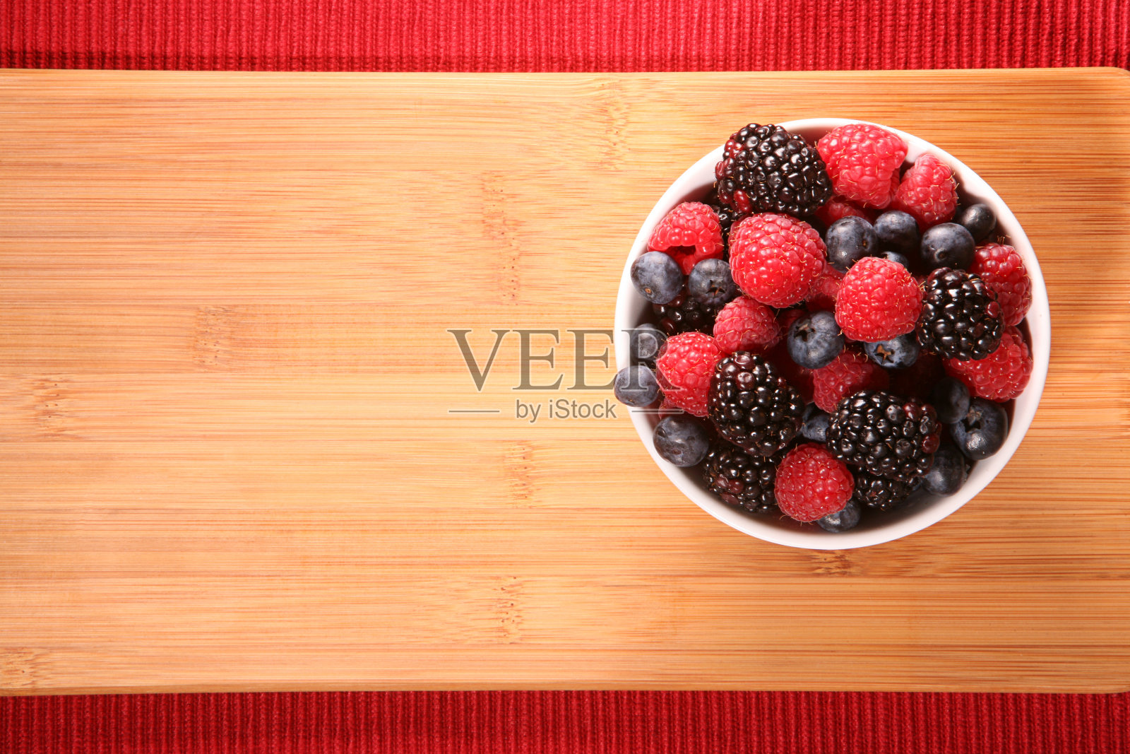 覆盆子，黑莓和蓝莓照片摄影图片