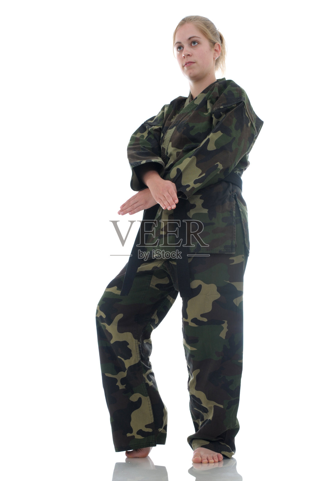 武术家以x姿势拦阻照片摄影图片