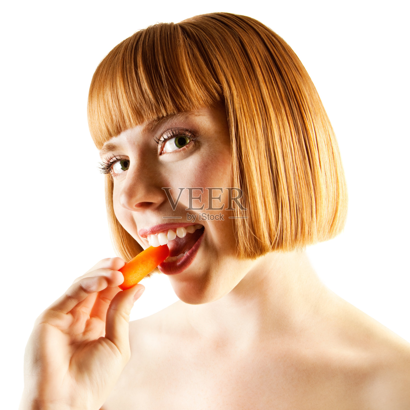 充满活力的红发女人咬胡萝卜棒的肖像照片摄影图片