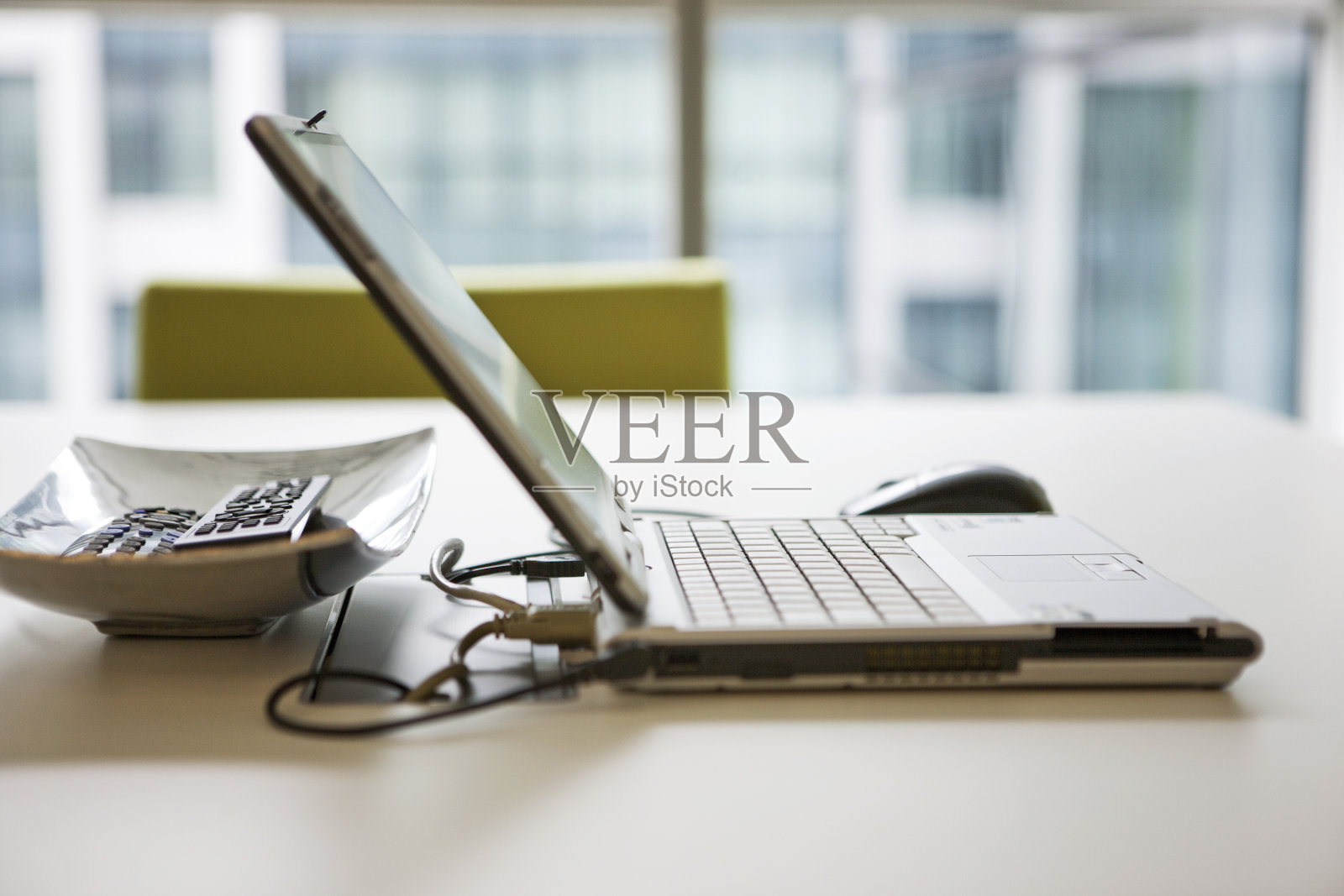 笔记本电脑和遥控器照片摄影图片