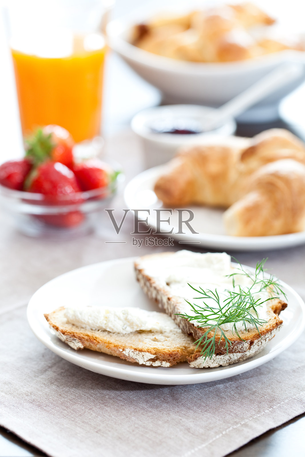 欧式早餐，咖啡和羊角面包照片摄影图片