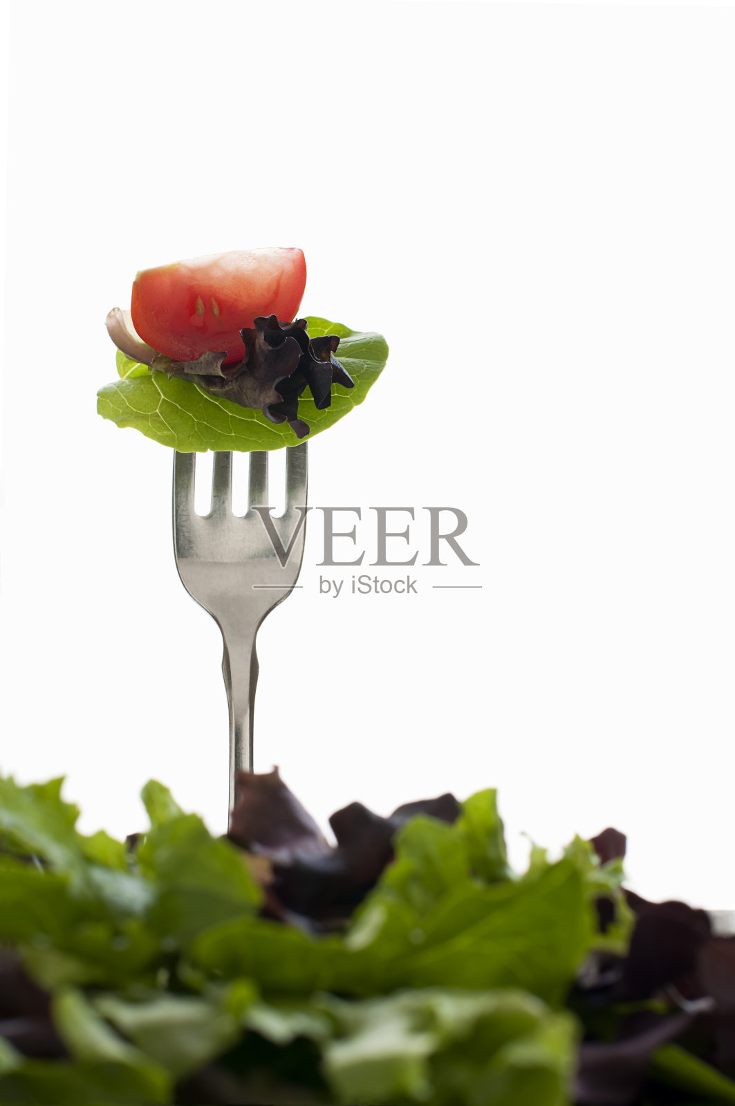 叉子上的沙拉与复制空间垂直照片摄影图片