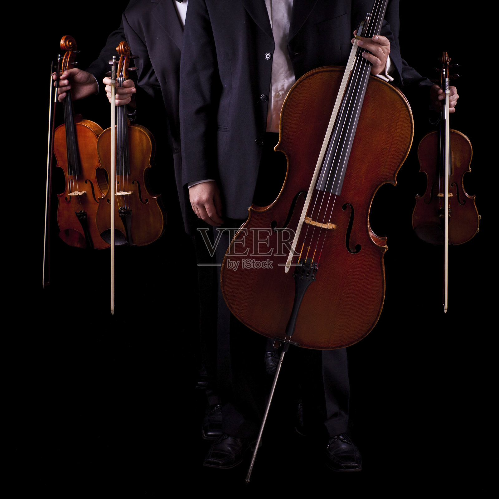 黑色背景上的弦乐四重奏音乐家照片摄影图片