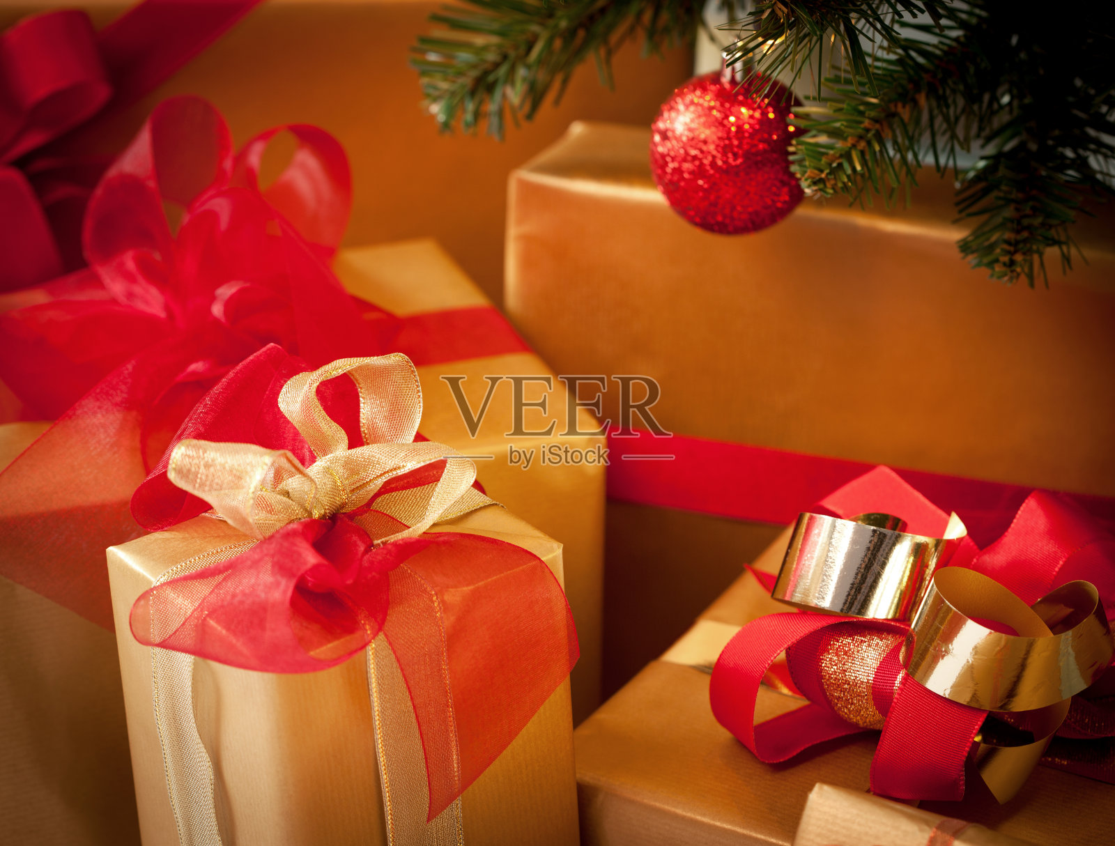圣诞树下的礼物照片摄影图片