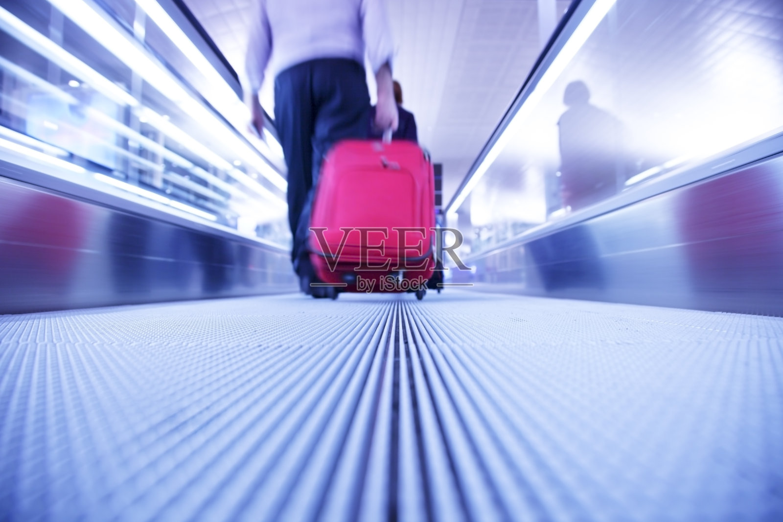 商人在自动扶梯上的剪影照片摄影图片