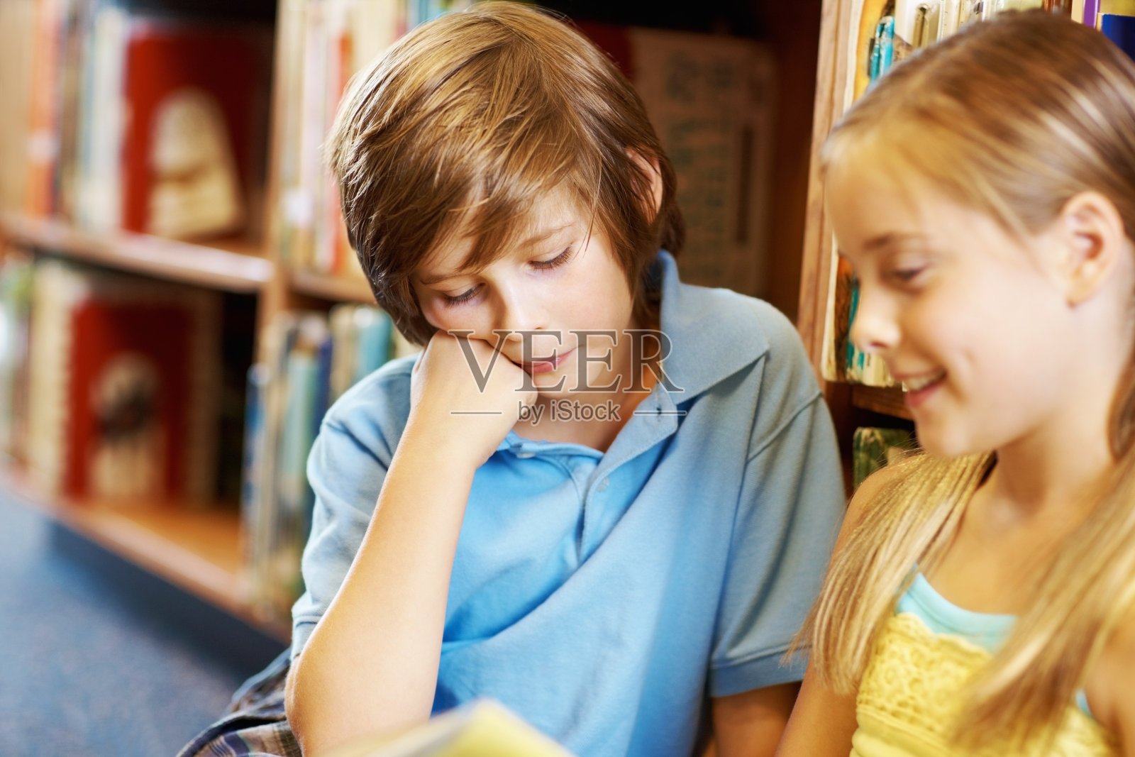 可爱的孩子在看书照片摄影图片