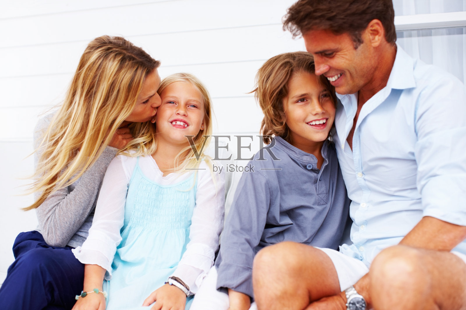 幸福的一家人照片摄影图片